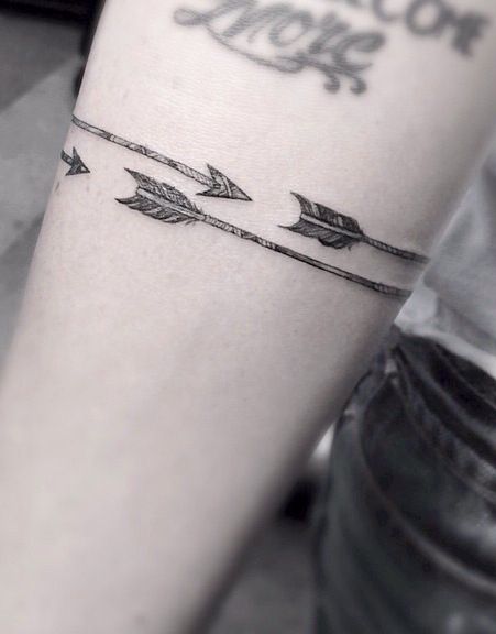 15 Arrow Tattoos That Are A Bullseye