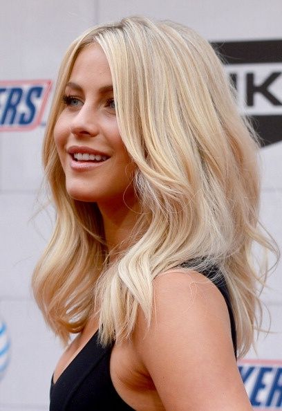 Gorgeous Medium Wavy Blond Haircut