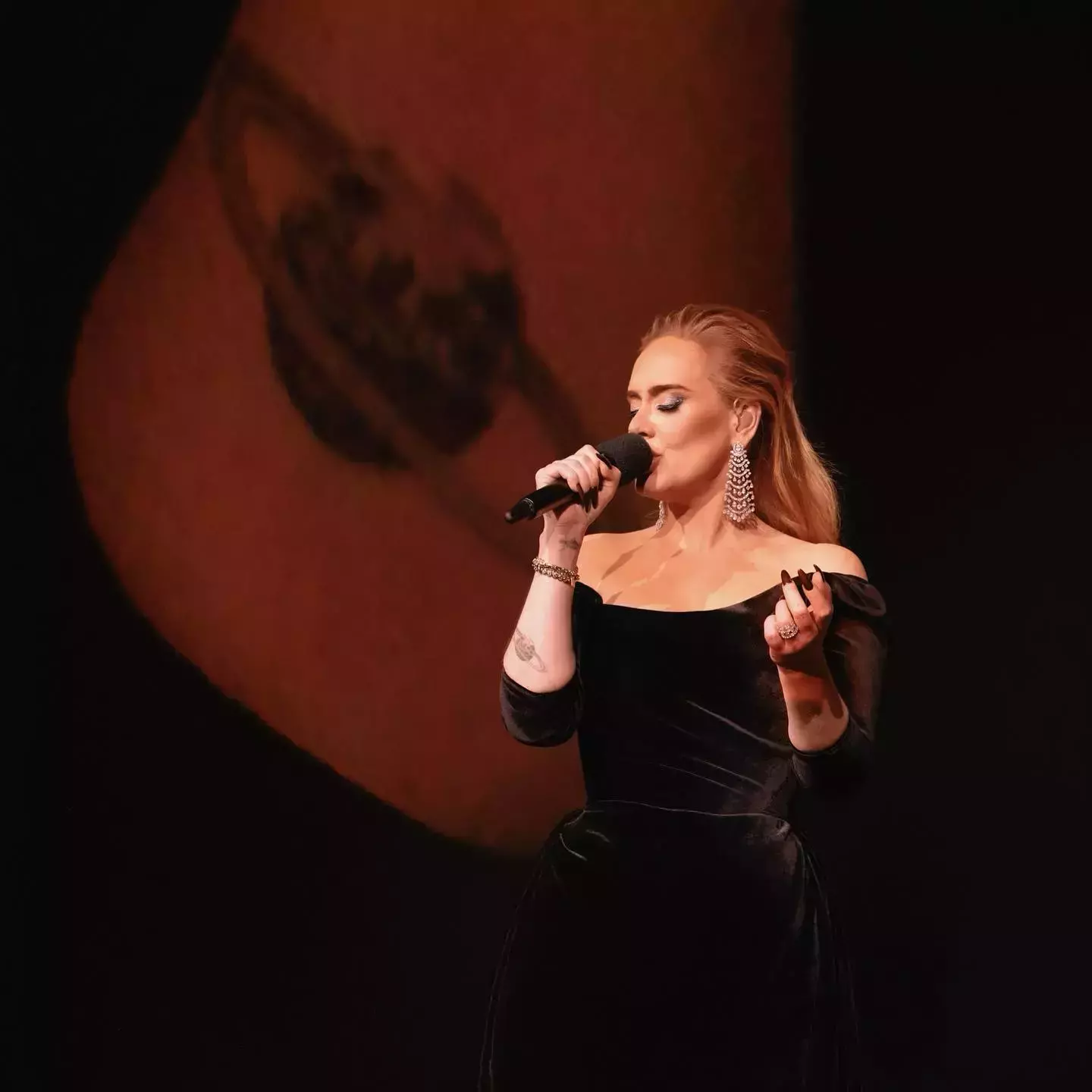 Adele's Latest Fashion Outfits and Hairstyles