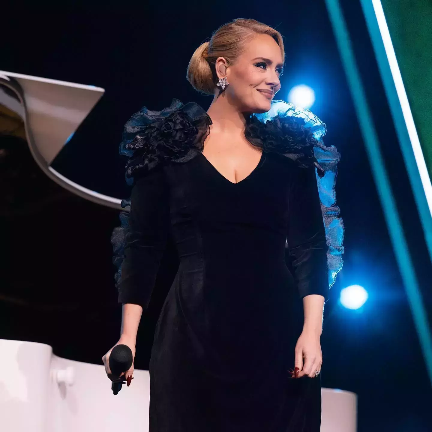 Adele's Latest Fashion Outfits and Hairstyles