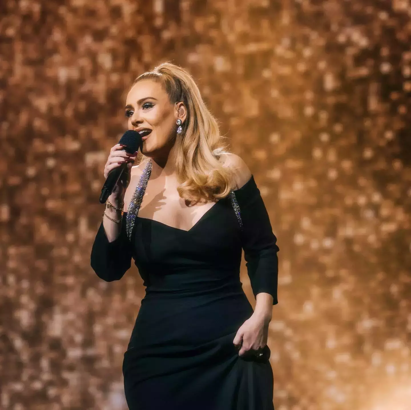 Adele's Latest Fashion Outfits and Hairstyles