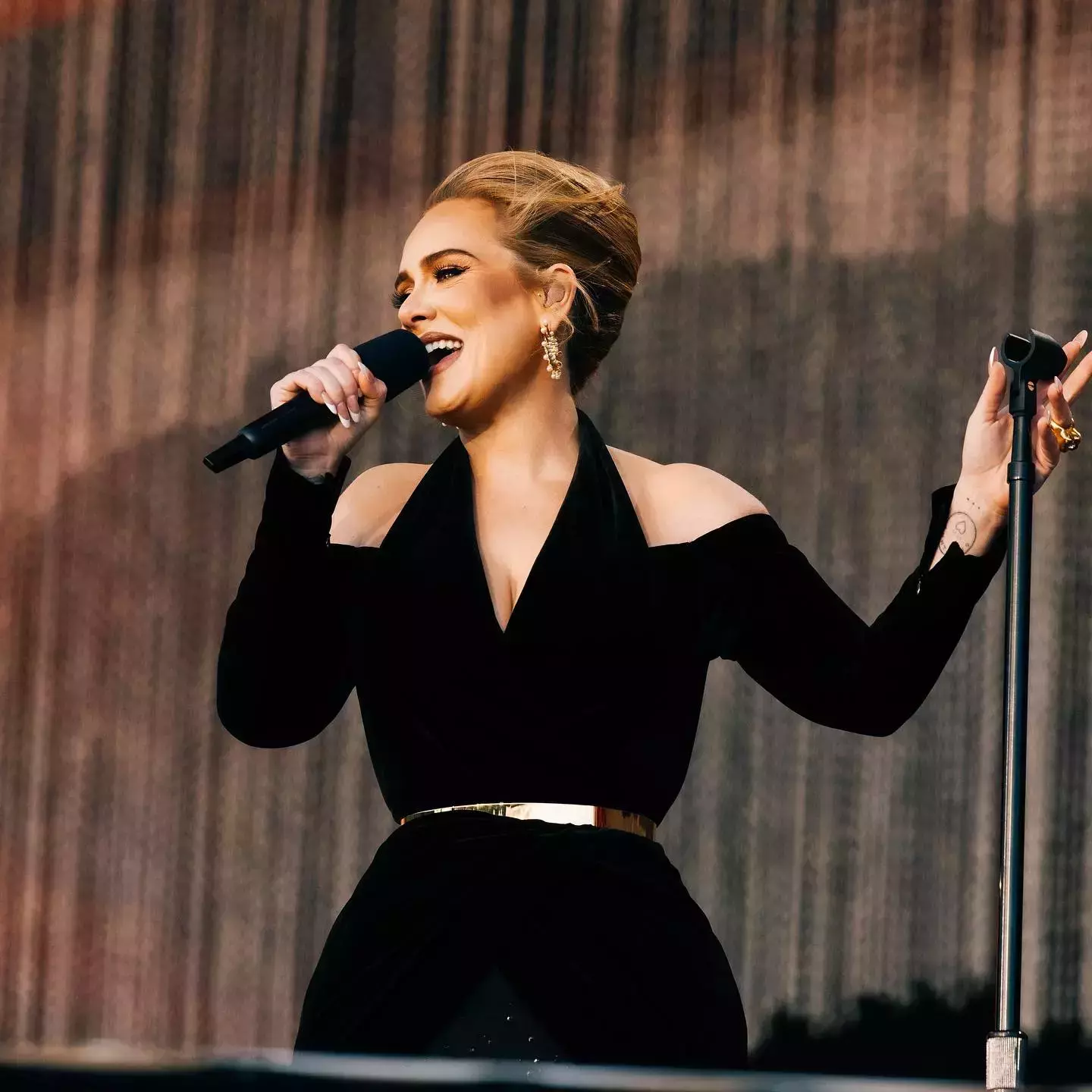 Adele's Latest Fashion Outfits and Hairstyles