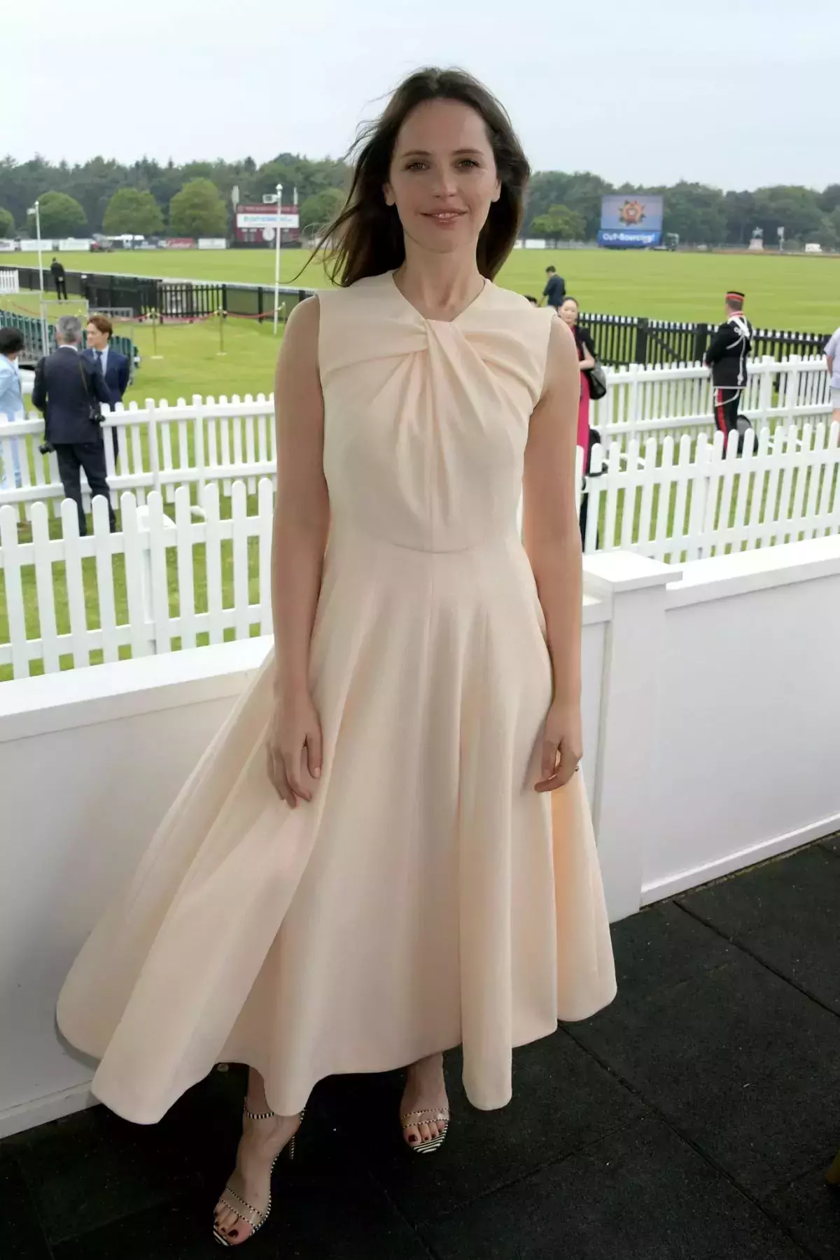 Felicity Jones Hair Styles and Outfit Ideas